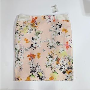 Women’s floral skirt with front pockets
